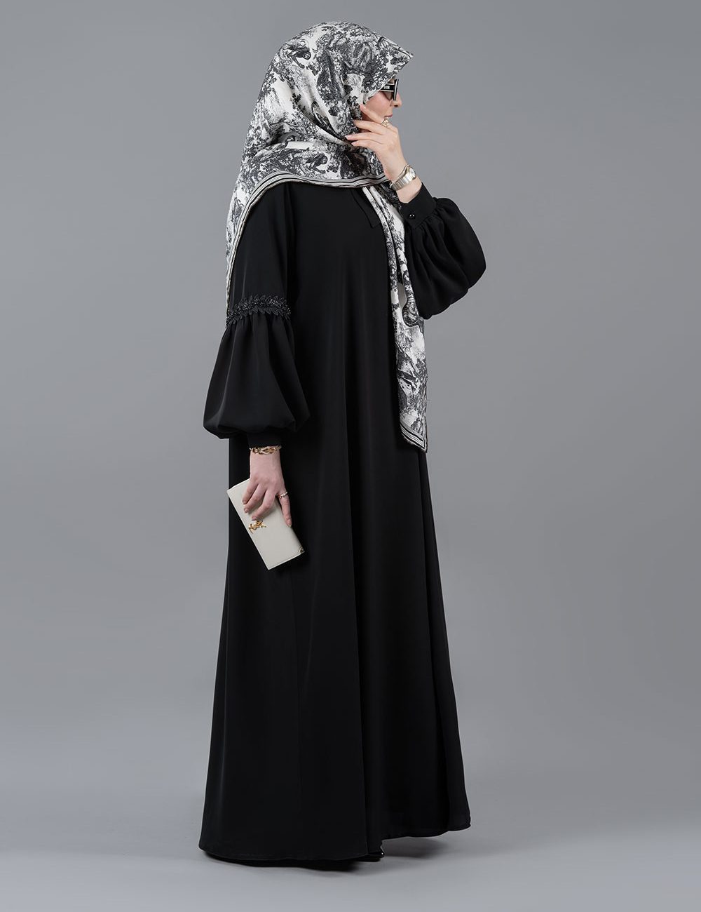 عبا اربعین مشکی جلوبسته با پارچه سبک و خوش ریزش